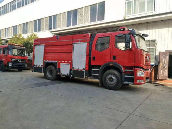 國六一汽解放8噸水罐消防車