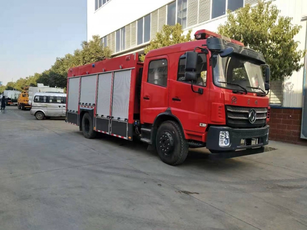 國六東風5.5噸水罐消防車
